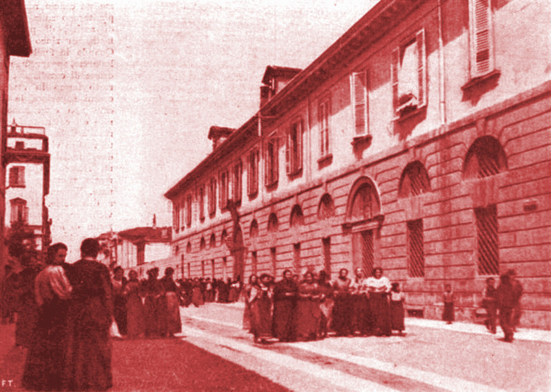 Illustrazione Italiana 1898 - Sigaraie lasciano il lavoro Pubblico dominio - Luca Comerio (1878–1940)